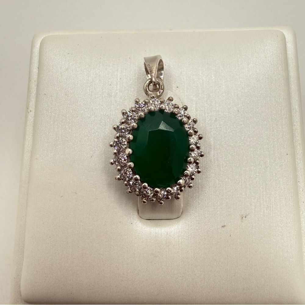 NWOT 8x10mm oval cut, faceted Chrysoprase w/ halo of cz‎ diamonds, 925 pendant!